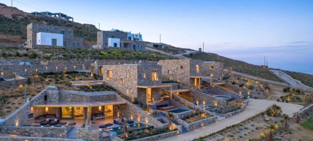 Fancy Boutique-Hotel: 4 Tage Mykonos im TOP 5* Panormos Bay Suites Luxury Resort mit Suite mit Jacuzzi & Frühstück ab 310€