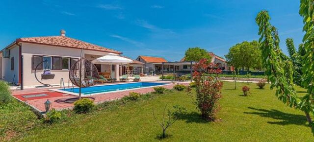 Kroatien mit Hund: 8 Tage im Ferienhaus mit Pool ab 143€ p.P.