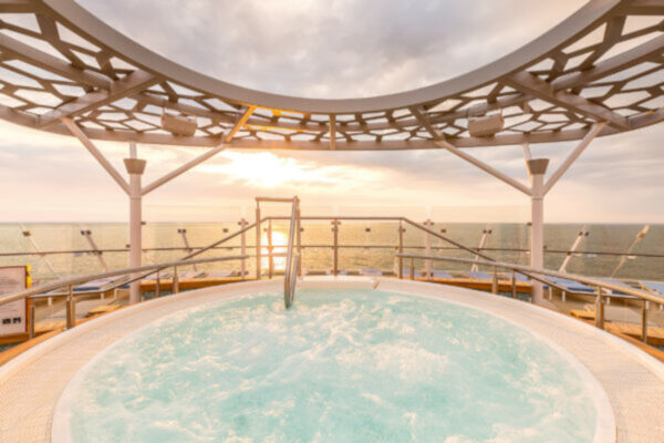 Mein Schiff Whirlpool auf dem Sonnendeck mit Blick aufs Meer